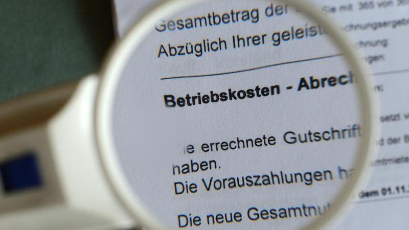 Ein Schreiben zu den Betriebskosten einer Wohnung. Foto: Jens Kalaene/dpa-Zentralbild/dpa/Archivbild