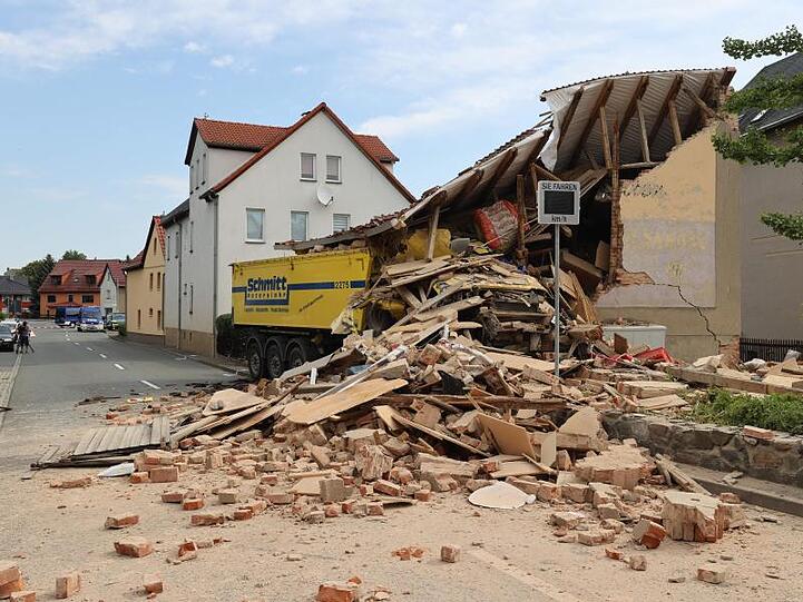Ein Lkw ist am Morgen im thüringischen Altkirchen in ein Haus gefahren.