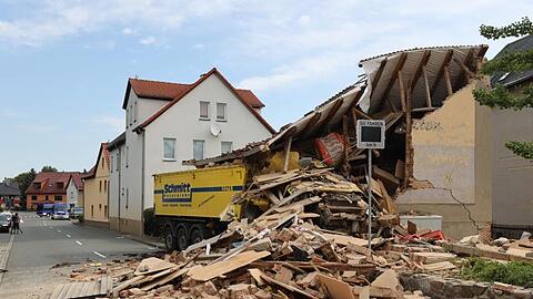 Ein Lkw ist am Morgen im thüringischen Altkirchen in ein Haus gefahren.