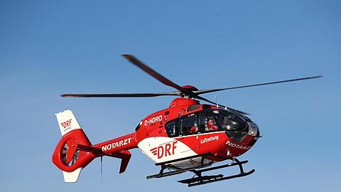 Ein Eurocopter vom Modell EC-135 P2i, Rettungshubschrauber (RTH) der Deutschen Rettungsflugwacht (DRF), startet an der Ski-Arena. Foto: Bodo Schackow/Archiv
