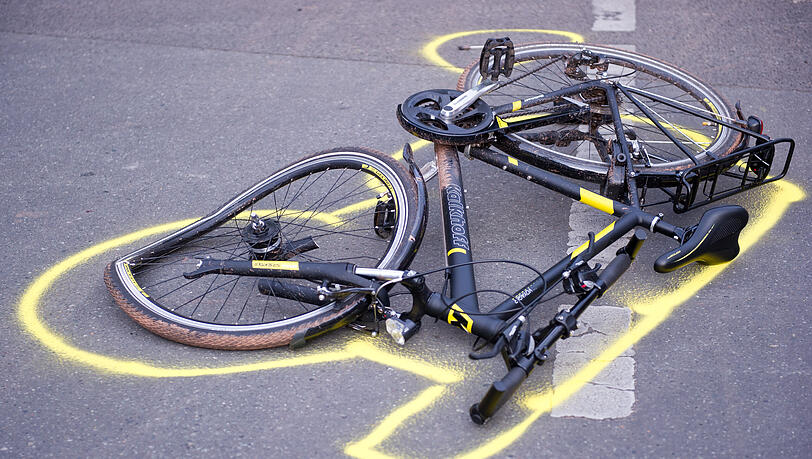 Der Mann setzte seine Fahrt nach dem Unfall zunächst fort. (Symbolbild)