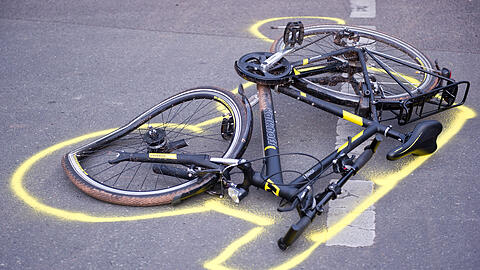 Der Mann setzte seine Fahrt nach dem Unfall zunächst fort. (Symbolbild)