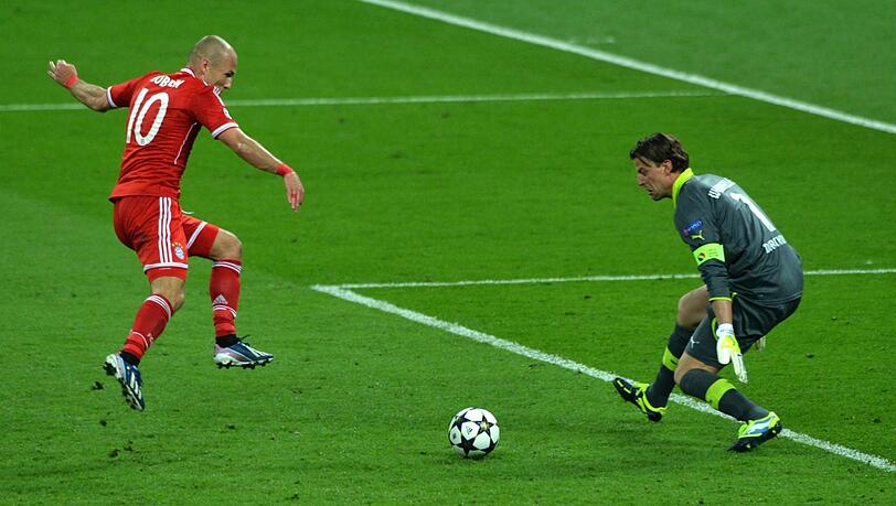 Der größte und wichtigste Moment seiner Karriere: Arjen Robben (l.) trifft im Champions-League-Finale 2013 gegen Dortmunds Roman Weidenfeller zum 2:1-Sieg des FC Bayern. Der größte und wichtigste Moment seiner Karriere: Arjen Robben (l.) trifft im Champions-League-Finale 2013 gegen Dortmunds Roman Weidenfeller zum 2:1-Sieg des FC Bayern.