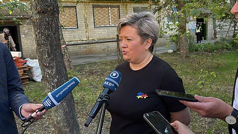 Die Wohnung einer Mitarbeiterin der deutschen Botschaft in Kiew wurde bei den Raketenangriff am 17. Juni durch die Druckwelle beschädigt.