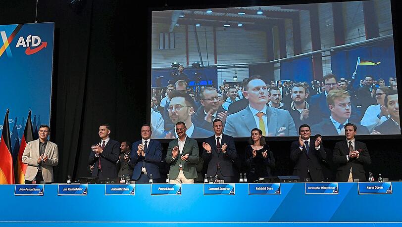 Neugr&uuml;ndung der AfD-Jugendorganisation in Gie&szlig;en: Das Bild zeigt den neuen Bundesvorstand.