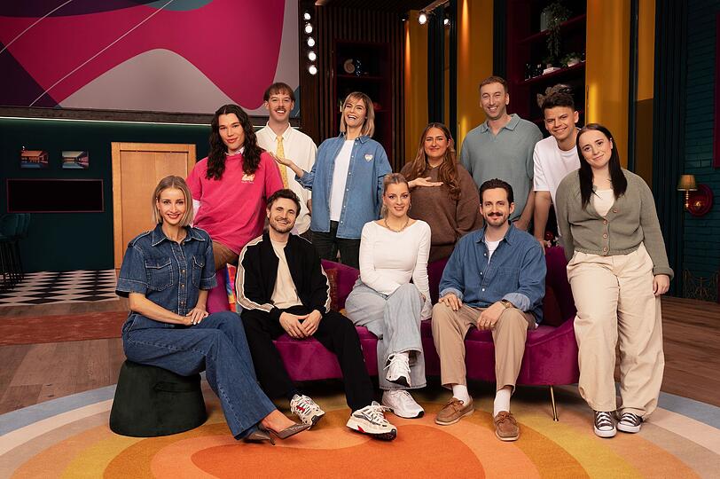 K&ouml;nnen sie sich das Lachen verkneifen? Vorne von links: Alina Bock, Phil Laude, Laura Larsson, Marti Fischer und Maria Ziffy. Hinten: Helge Mark, Adrian Vogt alias Aditotoro, Host Hazel Brugger, Selfiesandra, Torge Oelrich aka freshtorge und Paul "Paulomuc" Luca Fischer.