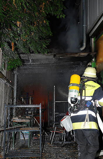 Die Feuerwehr bei Löscharbeiten