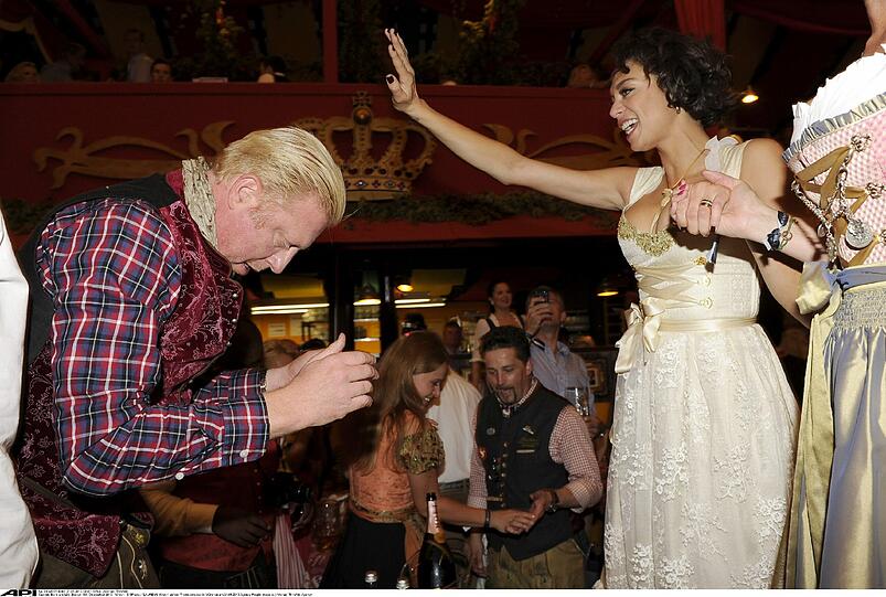 Boris Becker: So feiert die Tennis-Legende auf dem Oktoberfest 2013 mit seiner Familie. Die Bilder...