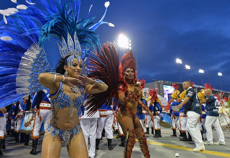 Ziemlich bunt, ziemlich heiß und ziemlich nackt: Beim Sambodromo tobt der brasilianische Karneval bei Temperaturen von über 30 Grad. Die Bilder.
