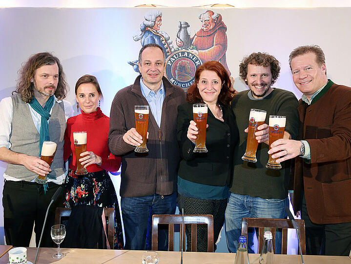 Das altbewährte Nockherbergteam-Team (von links): Komponist Gerd Baumann, Merkel-Imitatorin Antonia von Romatowski, Singspiel-Autor Thomas Lienenlüke, &bdquo;Mama Bavaria&ldquo; Luise Kinseher, Regisseur Marcus H. Rosenmüller und Paulaner-Boss Andreas Steinfatt.