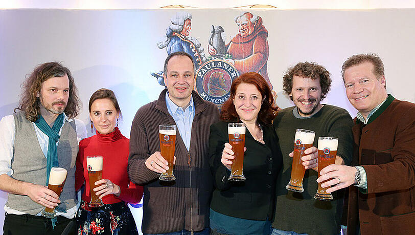 Das altbewährte Nockherbergteam-Team (von links): Komponist Gerd Baumann, Merkel-Imitatorin Antonia von Romatowski, Singspiel-Autor Thomas Lienenlüke, &bdquo;Mama Bavaria&ldquo; Luise Kinseher, Regisseur Marcus H. Rosenmüller und Paulaner-Boss Andreas Steinfatt.