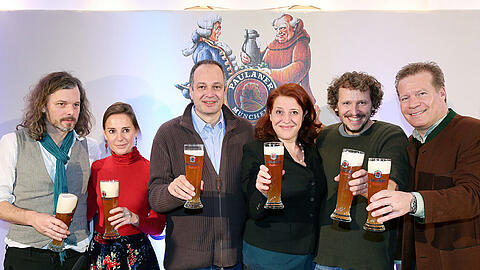 Das altbewährte Nockherbergteam-Team (von links): Komponist Gerd Baumann, Merkel-Imitatorin Antonia von Romatowski, Singspiel-Autor Thomas Lienenlüke, &bdquo;Mama Bavaria&ldquo; Luise Kinseher, Regisseur Marcus H. Rosenmüller und Paulaner-Boss Andreas Steinfatt.