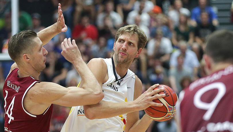 Lettlands Dairis Bertans (l-r), Lettlands Kaspars Berzins (l) und Deutschlands Superstar Dirk Nowitzki kämpfen um den Ball. Lettlands Dairis Bertans (l-r), Lettlands Kaspars Berzins (l) und Deutschlands Superstar Dirk Nowitzki kämpfen um den Ball.