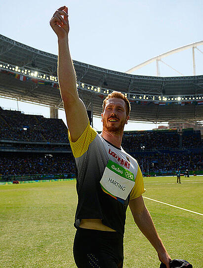 Aus dem Schatten des großen Bruders Robert herausgetreten und ganz anders drauf: Unmittelbar nach seinem Gold-Triumph im Diskuswerfen verweigerte Christoph Harting erste Interviews.