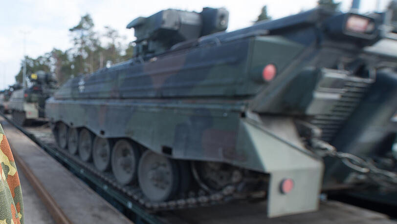 Auf einem mit Panzern beladenen Transportzug kam ein 21-Jähriger der Oberleitung zu nahe. (Archivbild) Auf einem mit Panzern beladenen Transportzug kam ein 21-Jähriger der Oberleitung zu nahe. (Archivbild)