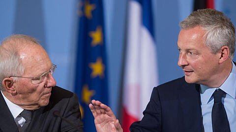 Bundesfinanzminister Wolfgang Schäuble gibt mit dem französischen Wirtschaftsminister Bruno Le Maire eine Pressekonferenz in Berlin.