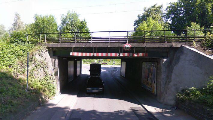 Die Limesstraßen-Unterführung ist derzeit noch auf 3,20 Meter Höhe beschränkt. Die Limesstraßen-Unterführung ist derzeit noch auf 3,20 Meter Höhe beschränkt.
