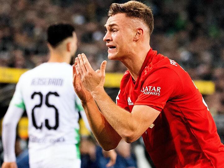 Joshua Kimmich hadert mit dem Spiel der Bayern im Borussia-Park.