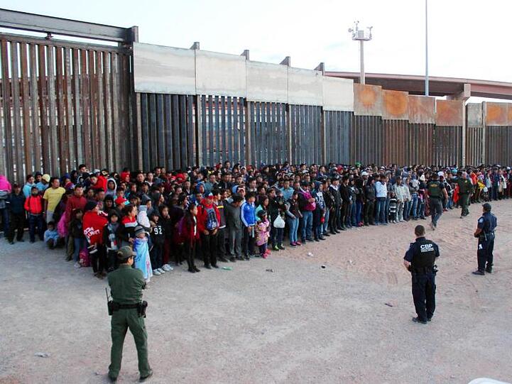 Migranten an der Grenze zwischen den USA und Mexiko.