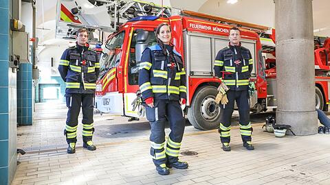 Stephan Unterhuber, Alexandra Römer und Christian Faltermaier präsentieren in der Hauptwache die neue Schutzkleidung.