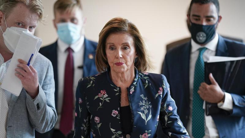 Nancy Pelosi (M), Vorsitzende des US-Repräsentantenhauses, kommt zu einer Pressekonferenz.