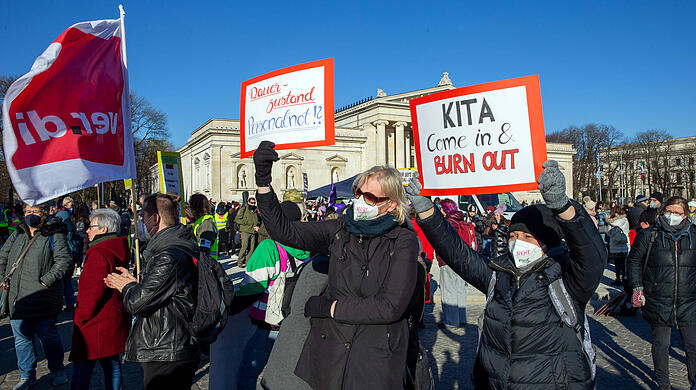 Streikende Anfang März am Königsplatz in München.