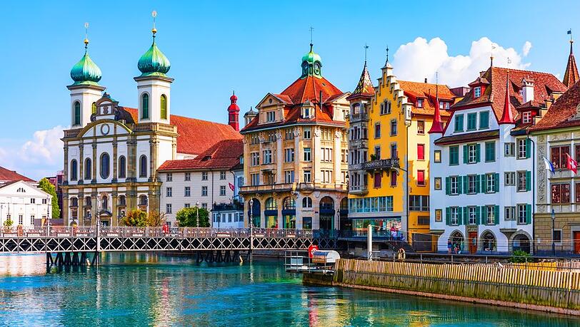 Luzern liegt in der Schweiz und bietet auch im Sommer angenehme Temperaturen.