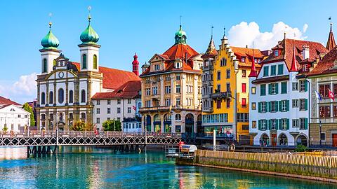 Luzern liegt in der Schweiz und bietet auch im Sommer angenehme Temperaturen.