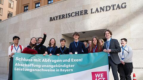 Für die Übergabe ihrer Petition kamen die Schülerinnen und Schüler persönlich in den Bayerischen Landtag. (Archivbild)