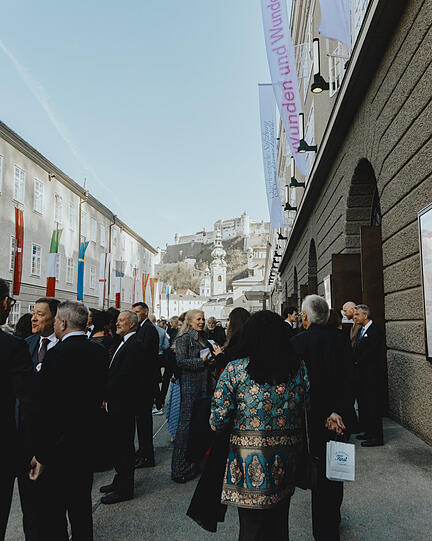 Besucher der Osterfestspiele in der Hofstallgasse.