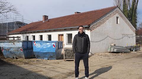 Der Historiker Paul-Moritz Rabe vor ehemaligen Baracken des Zwangsarbeiterlagers.