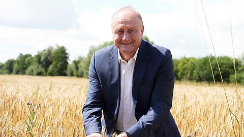 Bauernpr&auml;sident Joachim Rukwied kommt zum Start der Ernte von Wintergerste aufs Feld. Die Weizenernte startet etwas sp&auml;ter.