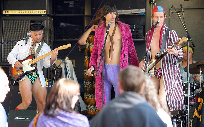 Das einmal im Jahr stattfindene Musikfestival "Zappanale" ist der Musik von Frank Zappa gewidmet. Es treten Zappa-Coverbands oder von dem Komponisten beeinflusste Musiker auf, aber auch bekannte Größen wie Alice Cooper, der dieses Jahr die Zappa-Bühne beehrt. Seit 1990 findet das Festival statt, 2003 wurde die "Zappanale" sogar vom Focus-Magazin im "Sommer Kultur Atlas" mit dem 6. Platz unter 60 Veranstaltungen ausgezeichnet - hier die Bilder.