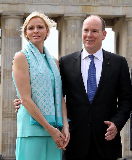 Fürst Albert und seine Frau Charlene vor dem Brandenburger Tor in Berlin.
