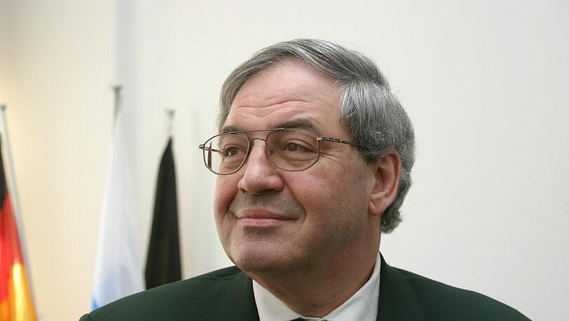 Die CSU und Fraktionsvize Hans Podiuk haben sich für den Tierschutzbund ins Zeug gelegt. Der will ein Pferdeschutz- und Informationszentrum im Isarland errichten – mit Gnadenhof, therapeutischem Reiten und der Ausbildung von Behinderten. Aber im Stadtrat prallen die Interessen aufeinander Die CSU und Fraktionsvize Hans Podiuk haben sich für den Tierschutzbund ins Zeug gelegt. Der will ein Pferdeschutz- und Informationszentrum im Isarland errichten – mit Gnadenhof, therapeutischem Reiten und der Ausbildung von Behinderten. Aber im Stadtrat prallen die Interessen aufeinander