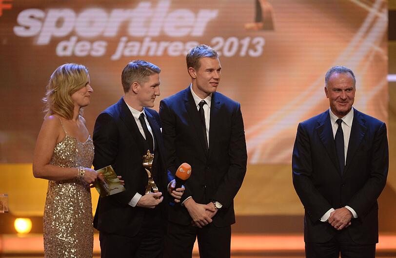 Moderatorin Katrin Müller-Hohenstein (l-r) und die Vertreter des FC Bayern, Bastian Schweinsteiger, Holger Badstuber und Vorstandschef Karl-Heinz Rummenigge.
