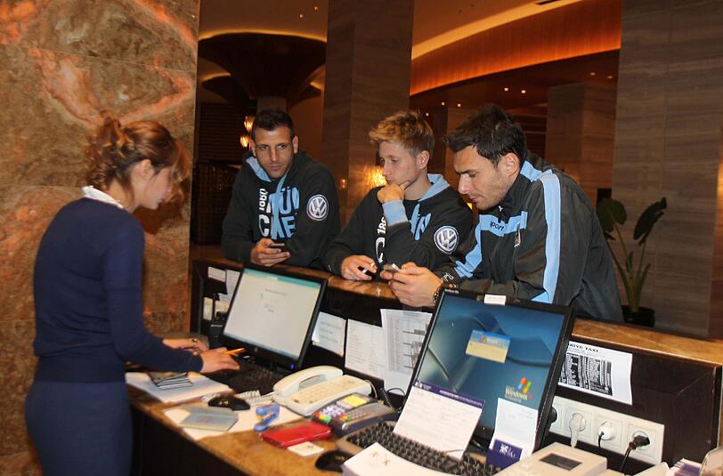 Die Löwen beim Check-In in der Hotel-Lobby: Gui Vallori, Sebastian Hertner und Grzegorz Wojtkowiak (v.l.)