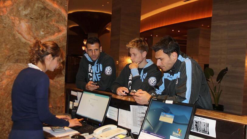 Die Löwen beim Check-In in der Hotel-Lobby: Gui Vallori, Sebastian Hertner und Grzegorz Wojtkowiak (v.l.) Die Löwen beim Check-In in der Hotel-Lobby: Gui Vallori, Sebastian Hertner und Grzegorz Wojtkowiak (v.l.)