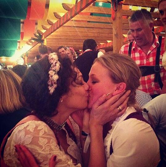 Ein Bussi gab es für Boris Beckers PR-Lady Kathrin Schira.