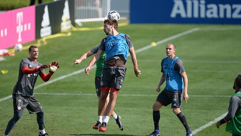 Einer bleibt, einer ist wohl bald weg: Mats Hummels (l.) und Holger Badstuber, der ausgeliehen werden soll, in Doha. Einer bleibt, einer ist wohl bald weg: Mats Hummels (l.) und Holger Badstuber, der ausgeliehen werden soll, in Doha.