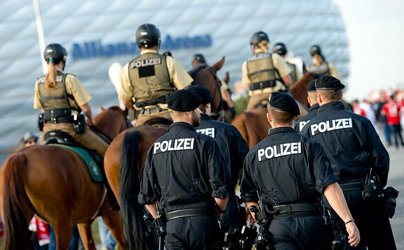 Zu Fuß und zu Pferd im Einsatz: Polizisten vor der Allianz Arena bei einem Spiel des FC Bayern.
