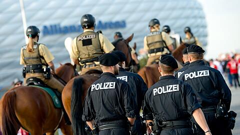 Zu Fuß und zu Pferd im Einsatz: Polizisten vor der Allianz Arena bei einem Spiel des FC Bayern.