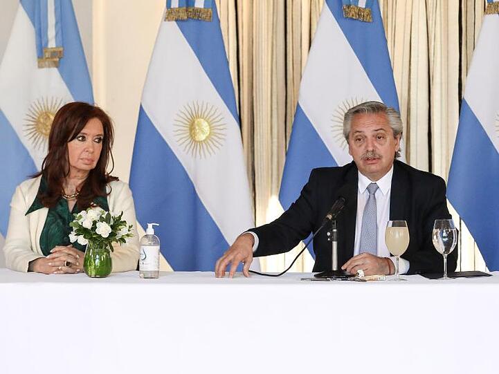 Argentiniens Präsident Alberto Fernandez und Vizepräsident Cristina Fernandez de Kirchner während einer Pressekonferenz in Buenos Aires.