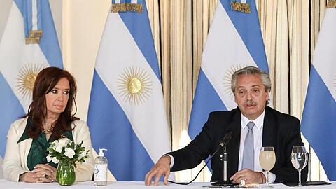 Argentiniens Präsident Alberto Fernandez und Vizepräsident Cristina Fernandez de Kirchner während einer Pressekonferenz in Buenos Aires.
