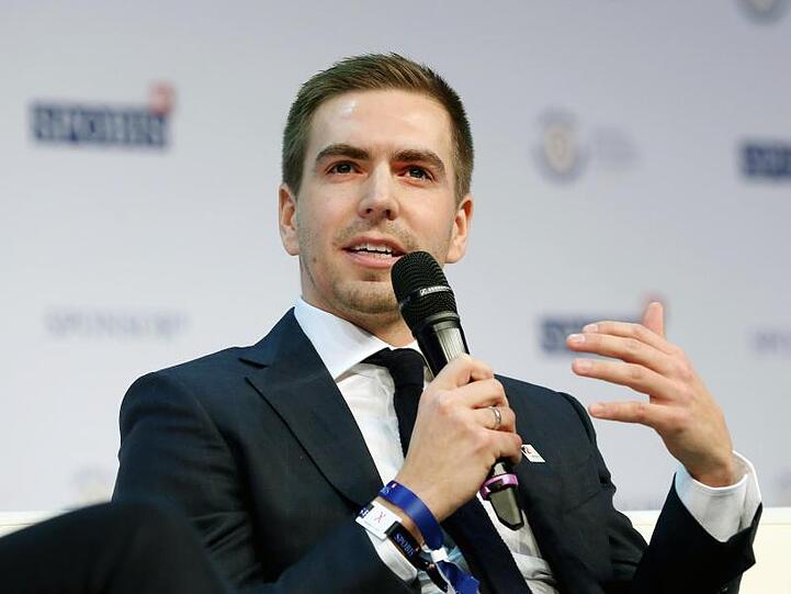 Der ehemalige Fußball-Nationalspieler Philipp Lahm spricht während einer Talkrunde. Foto: Roland Weihrauch/Archivbild