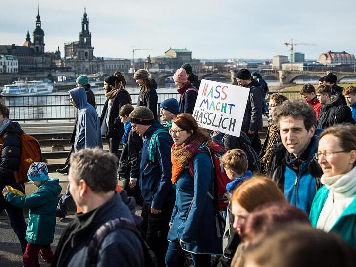 Gegendemonstranten auf einer der Elbbrücken.