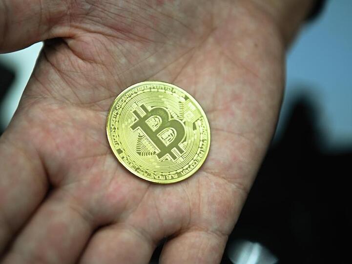 Eine nachgemachte Münze mit dem Logo der Digitalwährung Bitcoin.