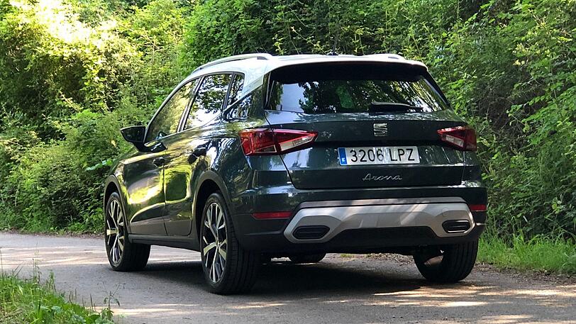 Der farblich abgesetzte Unterfahrschutz zeigt im Farbton Reflex-Silber.