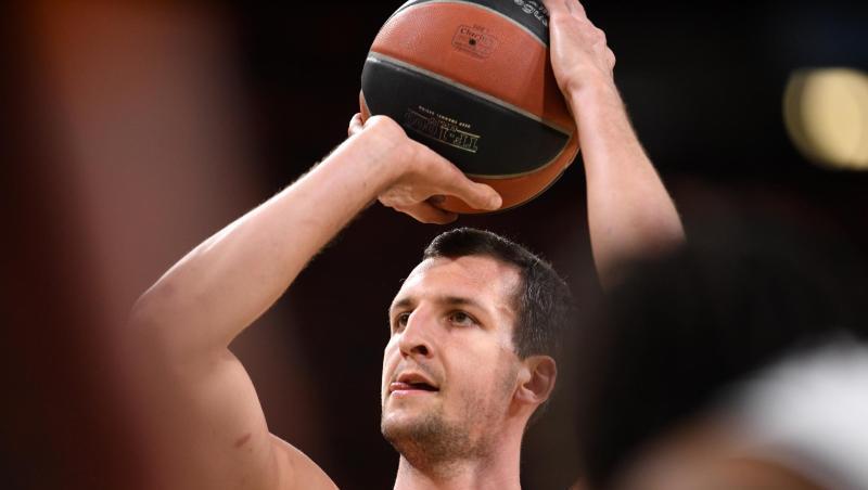 Paul Zipser von Bayern München spielt den Ball.