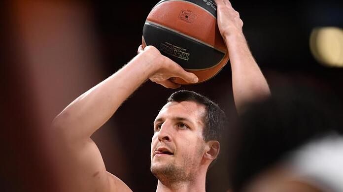 Paul Zipser von Bayern München spielt den Ball.